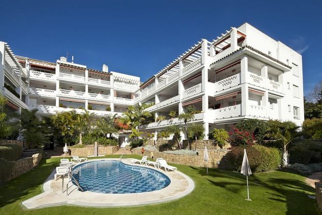 Foto 1 de Venta de piso en Lomas de Marbella Club - Puente Romano de 2 habitaciones con terraza y piscina
