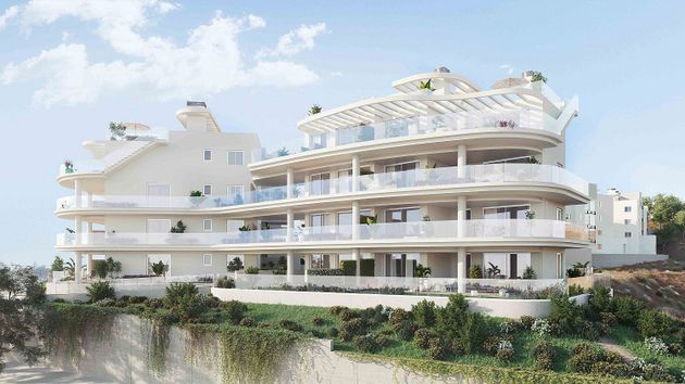 Foto 2 de Piso en venta en Benalmádena de 2 habitaciones con terraza y piscina
