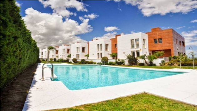 Foto 1 de Casa adossada en venda a Paraíso - Atalaya- Benamara de 4 habitacions amb terrassa i piscina