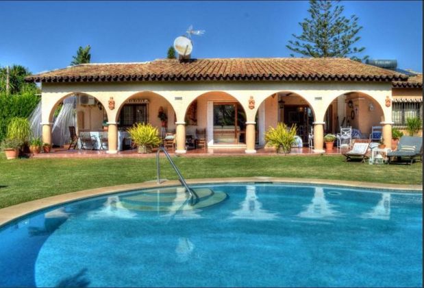 Foto 1 de Alquiler de chalet en Paraíso - Atalaya- Benamara de 5 habitaciones con terraza y piscina