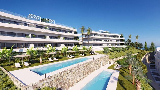 Foto 2 de Venta de piso en Estepona Oeste - Valle Romano - Bahía Dorada de 3 habitaciones con terraza y piscina
