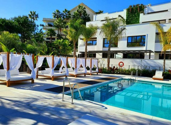 Foto 2 de Àtic en venda a Lomas de Marbella Club - Puente Romano de 3 habitacions amb terrassa i piscina