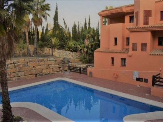 Foto 2 de Alquiler de piso en Benahavís de 1 habitación con terraza y piscina