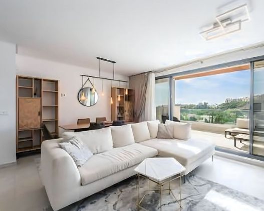 Foto 2 de Alquiler de piso en Benahavís de 3 habitaciones con terraza y piscina