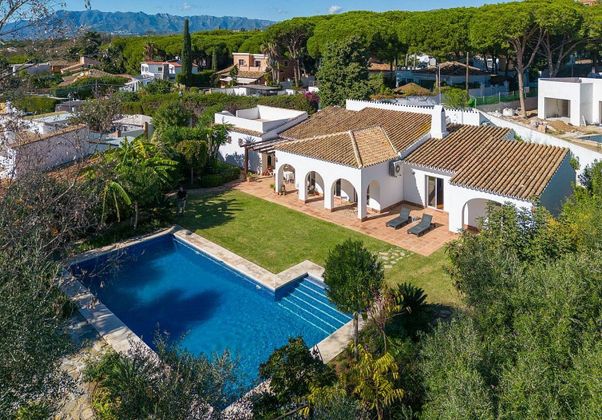 Foto 1 de Venta de chalet en Cabo Pino - Reserva de Marbella de 3 habitaciones con terraza y piscina