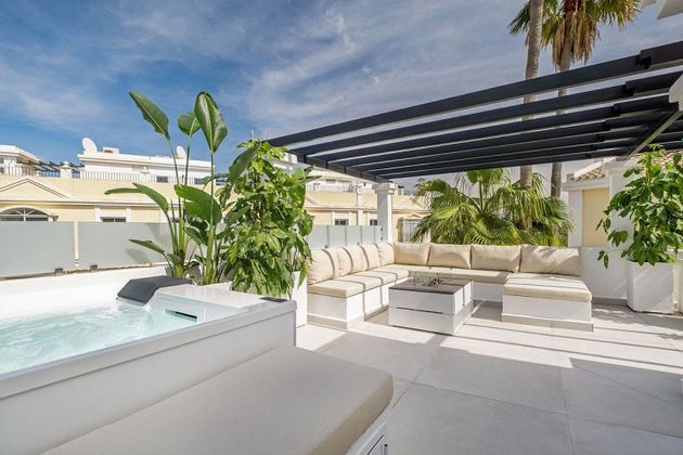 Foto 2 de Casa adossada en venda a calle De Las Torres de 4 habitacions amb terrassa i piscina
