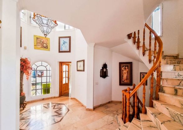 Foto 2 de Casa adossada en venda a calle Fuente Nueva de 5 habitacions amb terrassa i garatge
