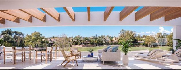 Foto 1 de Dúplex en venta en urbanización Guadalmina Alta de 3 habitaciones con terraza y piscina