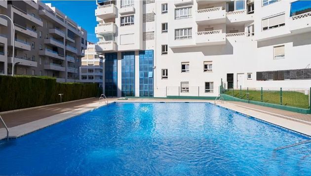 Foto 2 de Piso en venta en calle Nva Andaluc de 4 habitaciones con terraza y piscina