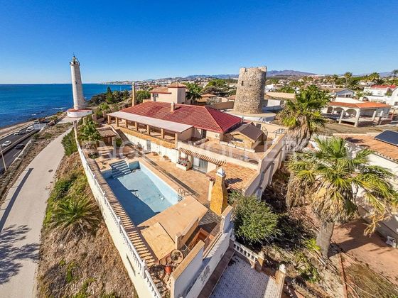 Foto 1 de Casa en venda a El Faro de Calaburra - Chaparral de 8 habitacions amb piscina i jardí