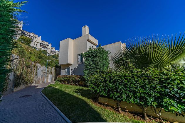 Foto 1 de Casa adossada en venda a urbanización Lugar Artola Alta de 3 habitacions amb terrassa i piscina