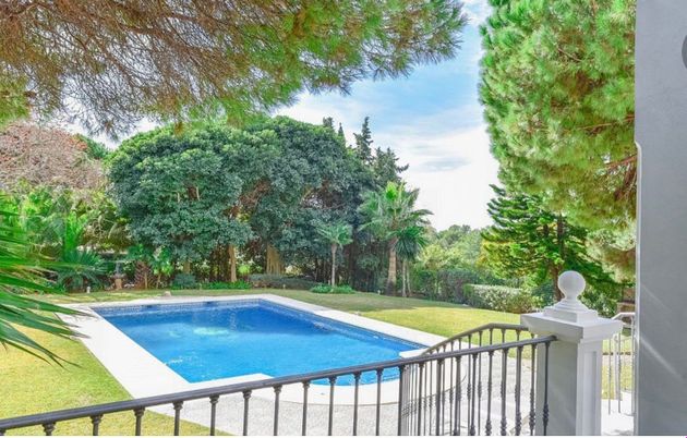 Foto 2 de Alquiler de chalet en Cabo Pino - Reserva de Marbella de 5 habitaciones con piscina y jardín