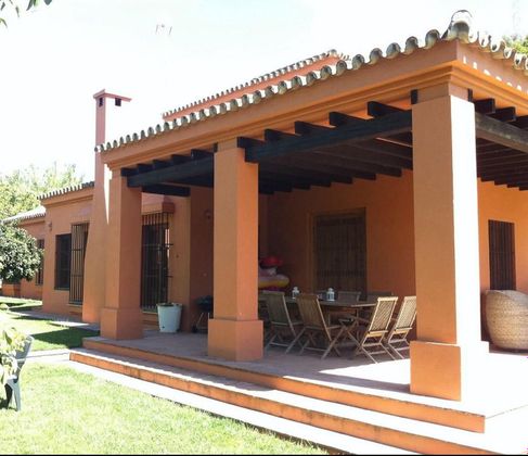 Foto 2 de Venta de chalet en Sanlúcar la Mayor de 4 habitaciones con terraza y piscina