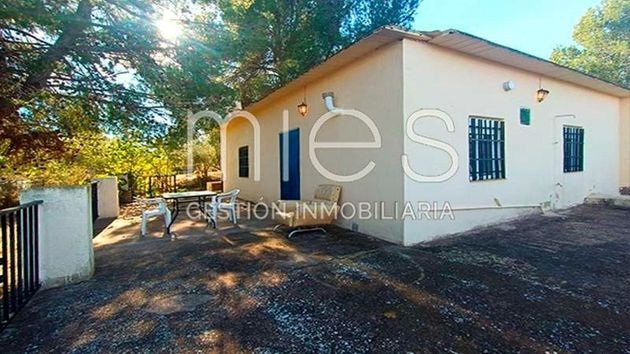 Foto 2 de Casa en venda a Pedralba de 3 habitacions amb piscina i jardí
