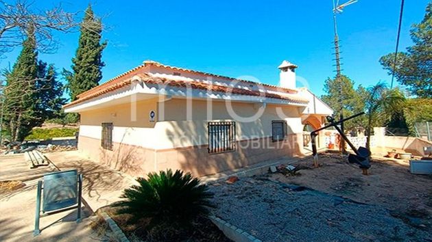 Foto 2 de Venta de chalet en Pedralba de 3 habitaciones con piscina y jardín