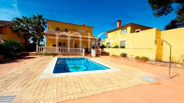 Foto 1 de Casa en venda a calle Golondrinas de 4 habitacions amb piscina i jardí