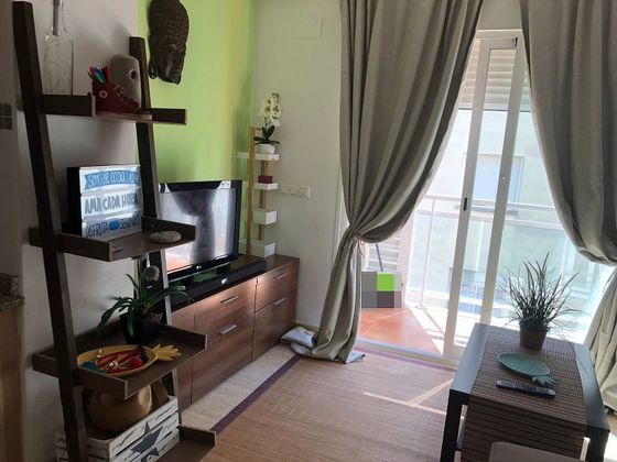 Foto 2 de Venta de estudio en calle Pere de Thous con terraza y muebles