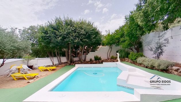 Foto 2 de Casa en venda a calle Jardines de 8 habitacions amb piscina i jardí
