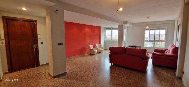 Foto 1 de Piso en venta en calle De Les Illes Canàries de 3 habitaciones con aire acondicionado y calefacción
