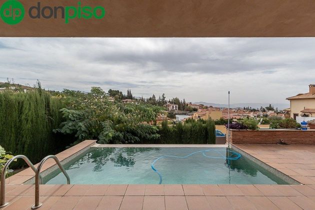 Foto 2 de Casa en venta en Alfacar de 4 habitaciones con terraza y piscina
