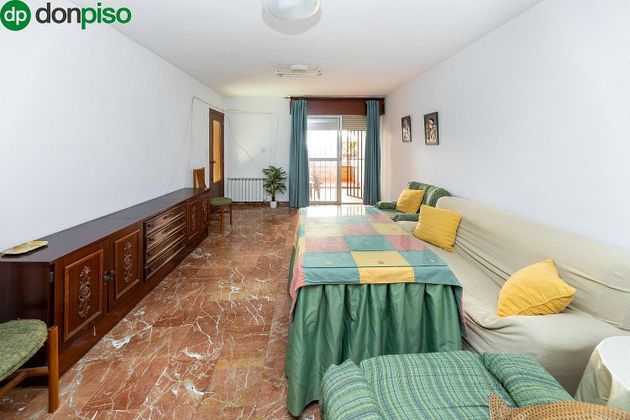Foto 2 de Piso en venta en avenida De Pulianas de 4 habitaciones con terraza y calefacción