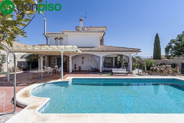 Foto 1 de Xalet en venda a Pinos Puente de 7 habitacions amb terrassa i piscina