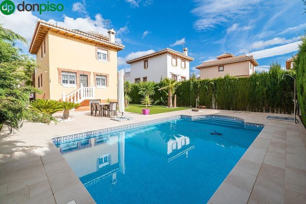 Foto 2 de Casa en venda a Huétor Vega de 3 habitacions amb terrassa i piscina