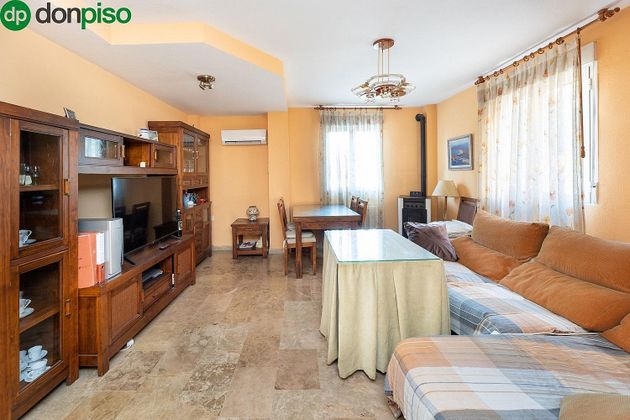 Foto 2 de Casa adossada en venda a Cerrillo de Maracena - Periodistas de 3 habitacions amb garatge i balcó