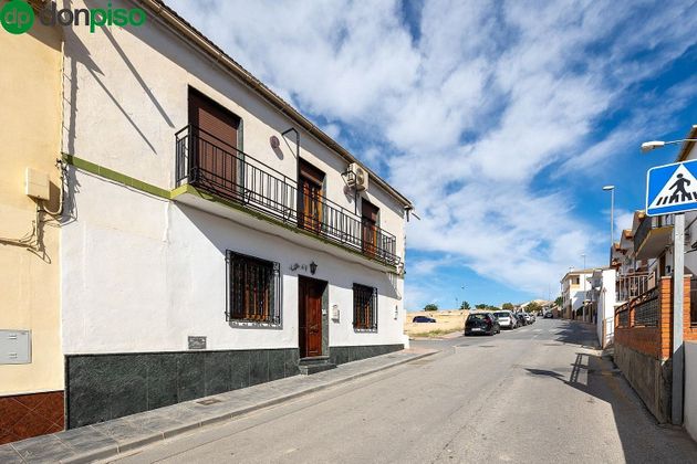 Foto 2 de Chalet en venta en Pinos Puente de 4 habitaciones con terraza y garaje