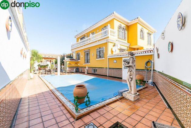 Foto 1 de Venta de casa en Fuente Vaqueros de 6 habitaciones con terraza y piscina
