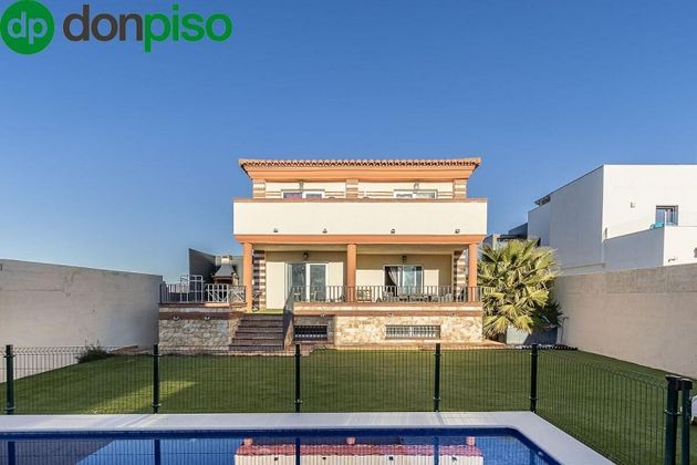 Foto 2 de Xalet en venda a Residencial Triana - Barrio Alto de 5 habitacions amb terrassa i piscina