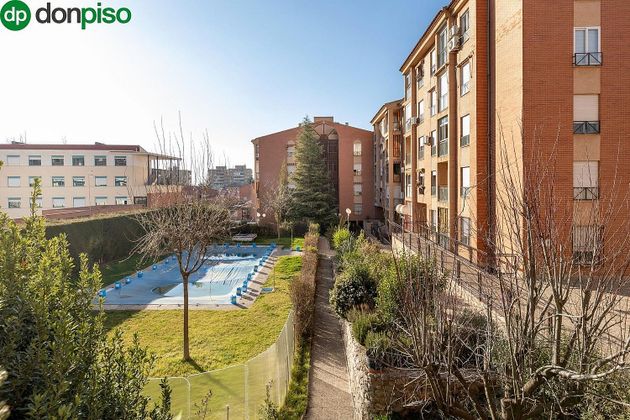 Foto 2 de Pis en venda a Polígono Cartuja – La Paz de 2 habitacions amb terrassa i piscina