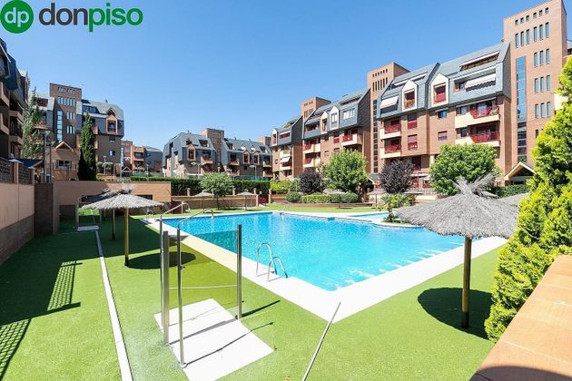 Foto 2 de Piso en venta en Bola de Oro - Serrallo de 2 habitaciones con terraza y piscina