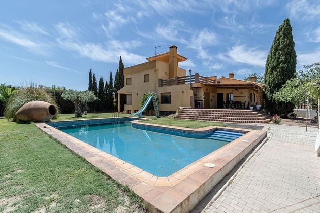 Foto 1 de Venta de chalet en Alhendín de 7 habitaciones con terraza y piscina