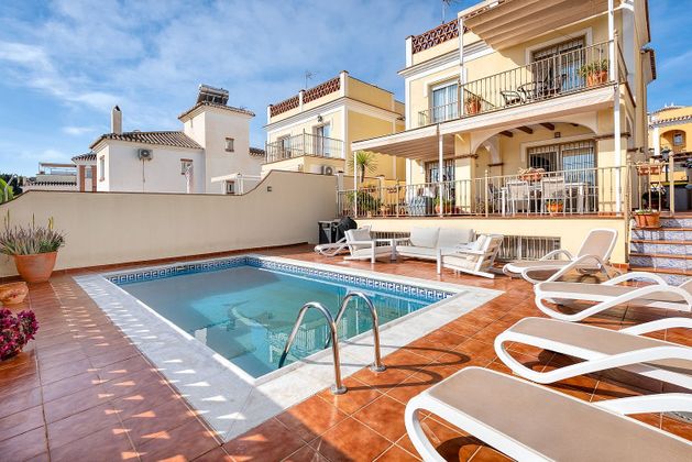 Foto 1 de Chalet en venta en Chaparil - Torrecilla de 3 habitaciones con terraza y piscina