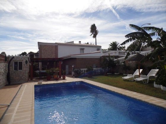 Foto 1 de Venta de chalet en Caleta de Vélez de 4 habitaciones con terraza y piscina