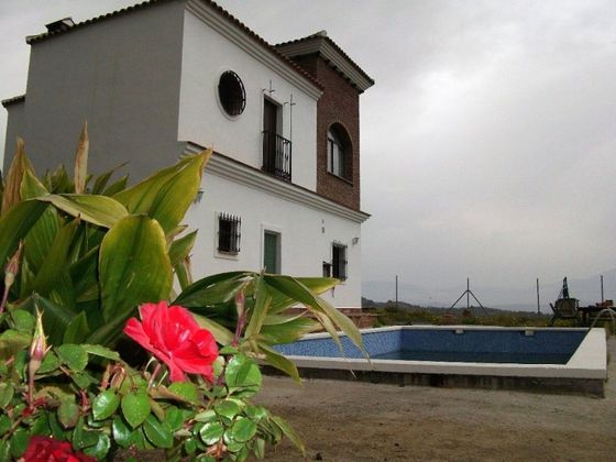Foto 1 de Venta de casa rural en Chilches – Cajiz de 3 habitaciones con piscina y jardín