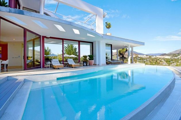 Foto 1 de Xalet en venda a calle Nueva Andalucia de 7 habitacions amb terrassa i piscina