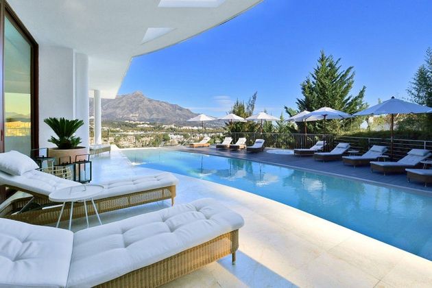 Foto 2 de Chalet en venta en calle Nueva Andalucia de 7 habitaciones con terraza y piscina