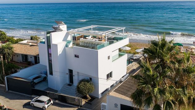 Foto 1 de Chalet en venta en Elviria de 6 habitaciones con terraza y piscina
