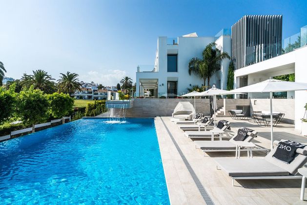 Foto 1 de Chalet en venta en Nueva Andalucía centro de 11 habitaciones con terraza y piscina