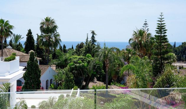 Foto 2 de Venta de chalet en Lomas de Marbella Club - Puente Romano de 6 habitaciones con terraza y piscina