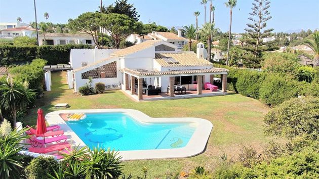 Foto 2 de Chalet en venta en El Faro de Calaburra - Chaparral de 5 habitaciones con terraza y piscina