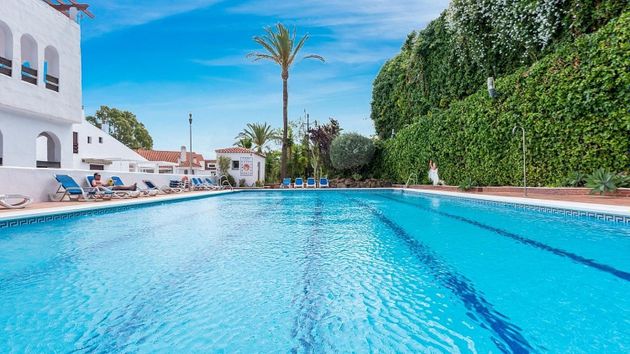 Foto 2 de Dúplex en venta en Nueva Andalucía centro de 3 habitaciones con terraza y piscina