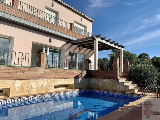 Foto 1 de Chalet en venta en Benajarafe – Almayate de 6 habitaciones con terraza y piscina