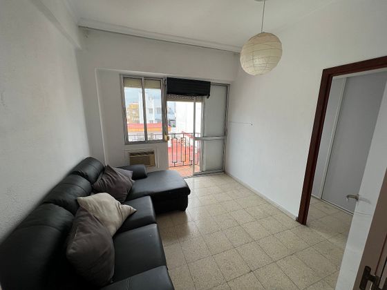 Foto 1 de Venta de piso en Nervión de 1 habitación con muebles y balcón