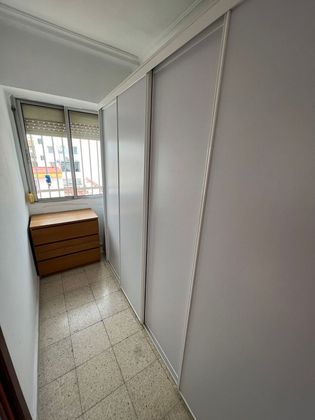Foto 2 de Pis en venda a Nervión de 1 habitació amb mobles i balcó