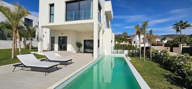 Foto 2 de Xalet en venda a calle Trebol de 4 habitacions amb terrassa i piscina