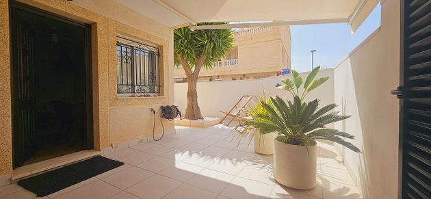 Foto 2 de Casa en venta en Los Peñascos-El Salero-Los Imbernones de 3 habitaciones con terraza y jardín