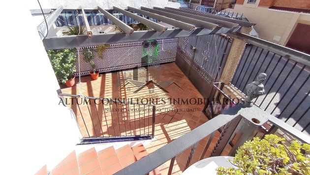 Foto 1 de Casa adossada en venda a La Paz de 6 habitacions amb terrassa i garatge